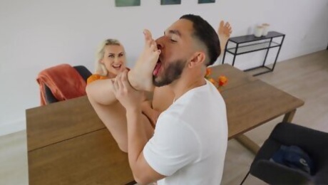 Foot fetish scene with yammy Indica Monroe